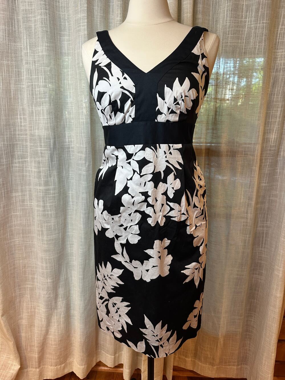 White House Black Market Black & White Floral Sheath Dress Size 6